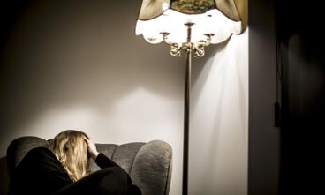 Ny undersøgelse viser, at coronakrisen er særligt hård psykisk ved især unge kvinder.