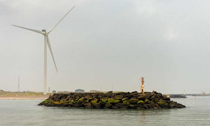 Ny ordning skal kompensere lokale for opsætningen af vindmøller med grønne midler til kommunen. Lokalt ejerskab kan dog også være en effektiv løsning som på Hvide Sande Havn.
