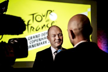 Vejle-borgmester Jens Ejner Christensen (V) ser med sindsro på muligheden for, at den danske Tour de France start bliver skudt et år til 2022 og dermed kan påføre værtskommunerne ekstraudgifter. Corona har budt på større udfordringer de seneste måneder, siger han.
