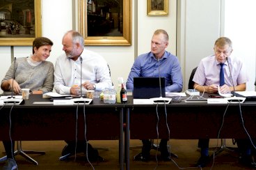 Når byrådsmedlemmer skriver under på forslag til budgetforlig som her i Haderslev, har der oftest været dobbelt så mange mænd ind over beslutningen, som der har været kvinder.