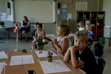 Færre børn får udsat skolestart, så de starter som seksårige. Her er det første skoledag for børnene på Kildedamsskolen i Tølløse,