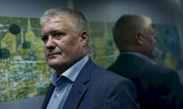 Borgmester Steen Vindum, V, og hans administrative krisestab har reageret resolut på de lokale coronasmittetal. Den øvrige kommunalbestyrelse kan knapt følge med. Borgmesteren er den ubestridte politiske kriseleder, skriver Maria Steno.