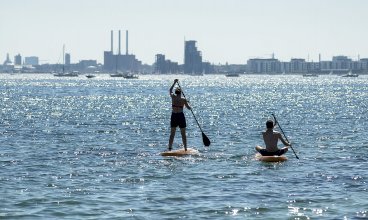 Mænd får syv procent mere i løn end kvinder for det samme arbejde og mødre tager næsten hele barselsorloven, men mange tror stadig, Danmark har førertrøjen indenfor ligestilling, skriver Samira Nawa.