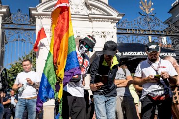Demonstranter brænder et regnbueflag af i en anti-LGBTQ+ demonstration foran Warszawa Universitet.