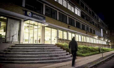 I dette indlæg forklarer to KL-konsulenter, hvordan udsatte borgere forholder sig til færre personer og udsættes for mindre krydspres, når støttetiltag koncentreres i jobcentret.