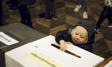 Moden til demokrati? Eller det modsatte? Jens Peter Hansen, venstremand i Randers byråd, causerer over djøffernes manglende tillid til- og respekt for politikeres og vælgeres dømmekraft.