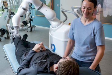 Flere steder i landet er rehabiliteringsrobotter blevet et vigtigt led i genoptræningen, skriver Malene Grouleff.