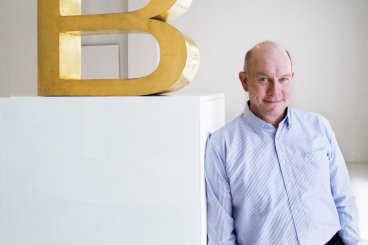 Bo Linnemann er executive design director og medstifter af designbureauet Kontrapunkt. Han har vundet Den Danske Designpris 17 gange og har undervist i grafisk design på flere universiteter.