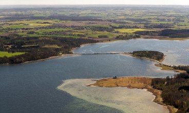 Omkring Isefjord (billedet) og Roskilde Fjord deles hele otte kommuner og to regioner om ansvaret for klimatilpasning, påpeger landskabsarkitekt Christian Sørensen.