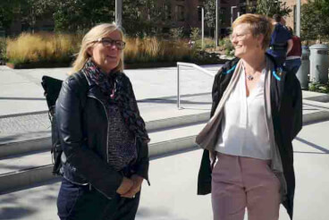 Arkitekt og byplanlægger i Aalborg Kommune Rie Malling og udviklingschef Lene Lykkegaard, Business Aalborg, på den helt nye plads midt i Aalborg, hvor der tidligere var en stor parkeringsplads ovenpå en nedslidt brugs-butik.