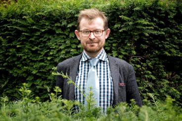 Sebastian Dorset har lavet stand-up i 1990ern og turnerede tidligere på året med sit onemanshow Ord. Komikeren mener, at 76-årige Niels Hausgaard mestret den politiske satire så sikkert og begavet, at de fleste overgiver sig.