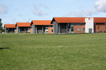 Politikere og embedsmænd på rådhuset i Kalundborg har frivilligt afgivet magt og millioner til borgerne.