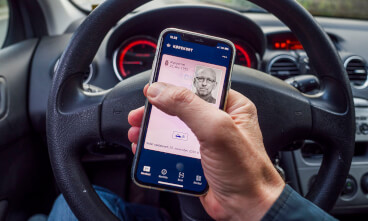 “Et barnagtiggørende teknologisk fix til 45 mio. kr., kalder Anders Kjærulff det nye digitale kørekort, som borgerservice har fået travlt med at hjælpe borgerne med at installere.