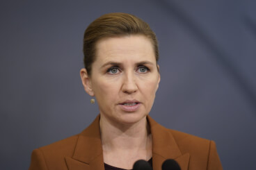 Statsminister Mette Frederiksen (S) på tirsdagens pressemøde om covid-situationen i Danmark. Vi skal alle gøre en særlig indsats nu for at bremse coronavarianten B117. Det indebærer forsamlingsloft på fem personer og afstandskrav på to meter frem til foreløbig 17. januar.