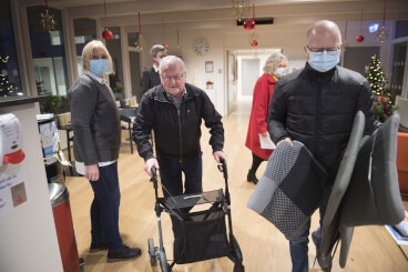 Første vaccinationsbølge på landets plejehjem blev klaret hurtigere end ventet. Her er det 92-årige Chresten Baisgaard på plejehjemmet Birkebo i Aalborg, der som den første nordjyde blev prikket med vaccinenålen søndag 27. december.