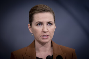 Statsminister Mette Frederiksen (S) forstår godt, hvis man ønsker sig tilbage til tiden før coronaen, hvor man kunne gøre præcis, hvad man havde lyst til. - Vi er bare ikke der endnu. Så hold i og hold ved og lad os blive ved med at holde smitten nede, som det vi oplever i de her dage, sagde hun.