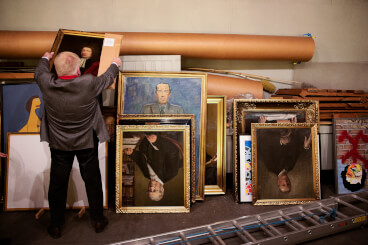 Mange kommuner modtager kunst i gave, og i forbindelse med kommunesammenlægningerne i 2007 blev en del til overs.