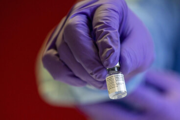 Først fik Danmark besked om, at vi ville modtage færre vaccinedoser fra selskabet Pfizer/BioNTech i denne uge. Nu er beskeden, at der kommer færre doser hele første kvartal af 2021.