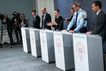 Krisesamfundet gennemgår med præcision de dage, der kom til at danne rammerne for Danmarks corona-strategi, også de interne kampe mellem Sundhedsstyrelsen og politikerne, skriver Emil Staulund Larsen i sin anmeldelse.