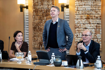 Kommunaldirektør Annemarie Zacho-Broe (tv) og tidligere borgmester Jacob Bjerregaard (stående) undersøges for inhabilitet. Til højre økonomi- og personalechef Tommy Abildgaard, hvis rolle også undersøges.
