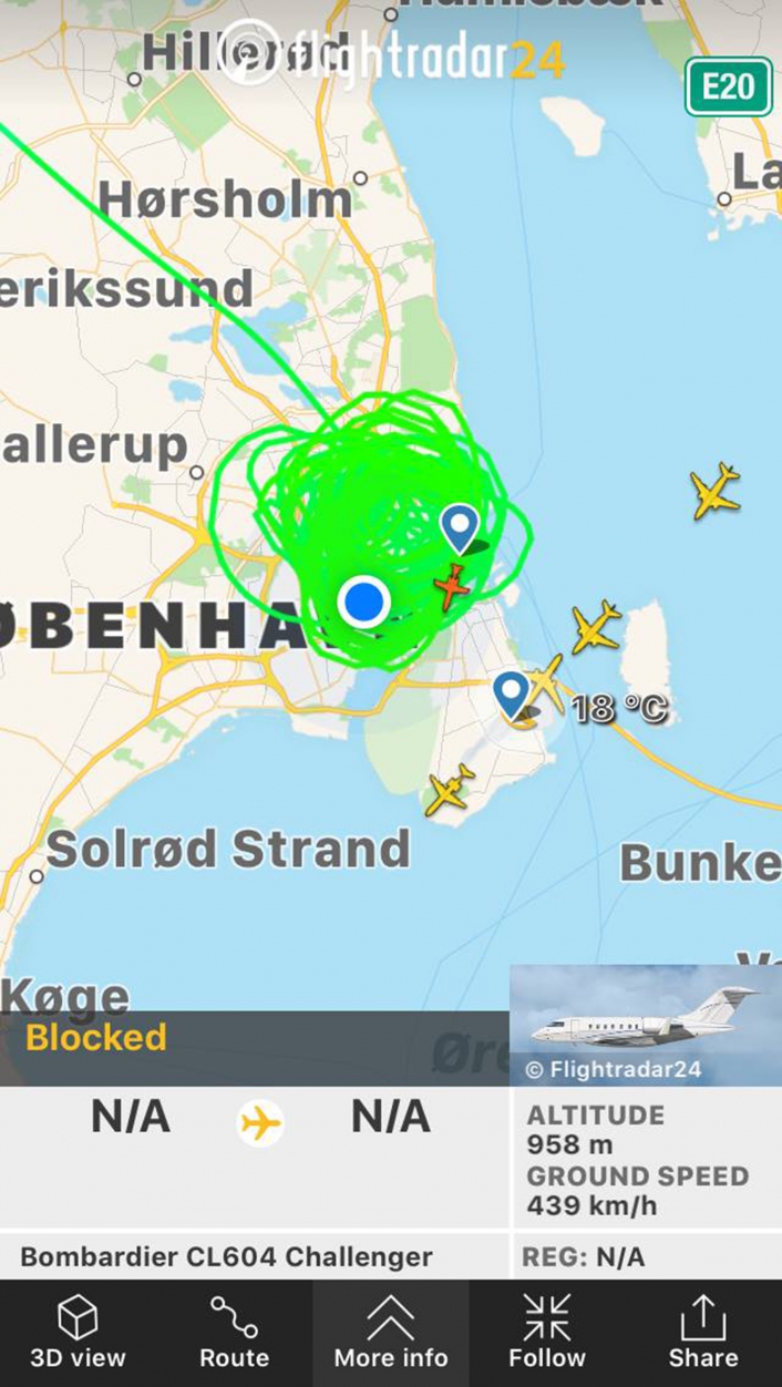 challenger|challenger<br />Forleden holdt Hjemmeværnets ‘luftknallert’ og Forsvarets helikopter (hvori der sidder jægersoldater med skarpladte geværer klar til indsats) en pause i den daglige overflyvning af Nørrebro. I stedet blev opgaven varetaget af Forsvarets Challenger Jet, der udover at flyve med dronning og statsminister har været indsat i jagt på pirater ved Guldkysten. Flyet har meget avanceret overvågningsudstyr og kan kigge direkte ned på gaderne. I fremtiden bliver det droner, der skal gøre arbejdet, hvis det står til justitsministeren.|<br />