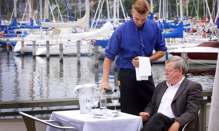 Jeg er faktisk ret overbevist om, at de fleste politikere ønsker at tilgodese ungdommen uanset egen alder. Men at ville de unge det bedste er ikke det samme som at vide, hvad de unge har brug for.