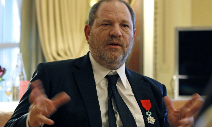 Den amerikanske filmproducer Harvey Weinstein er bare én af flere film- og mediebosser, der på det seneste er blevet anklaget for at misbruge sin magtposition til at krænke kvinder seksuelt. På billedet viser Weinstein det ridderkors, han i sin tid fik overrakt af den daværende franske præsident Nicolas Sarkozy i Paris. Den nuværende præsident, Emmanuel Macron, har siden taget den ærefulde orden op til genovervejelse, for listen over krænkede, kvindelige Hollywood-skuespillere på Weinsteins generalieblad er lang.