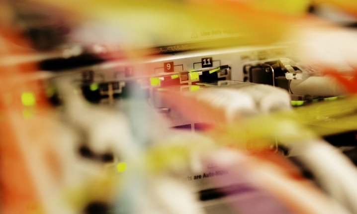 Datacentre er en slags omvendte a-kraftværker. De bruger vanvittig meget strøm, de er typisk bevogtede, der er meget få arbejdspladser i dem, og de store amerikanske firmaer, der står bag, har en række agendaer, som de sandsynligvis ikke taler højt om, skriver Anders Kjærulff.