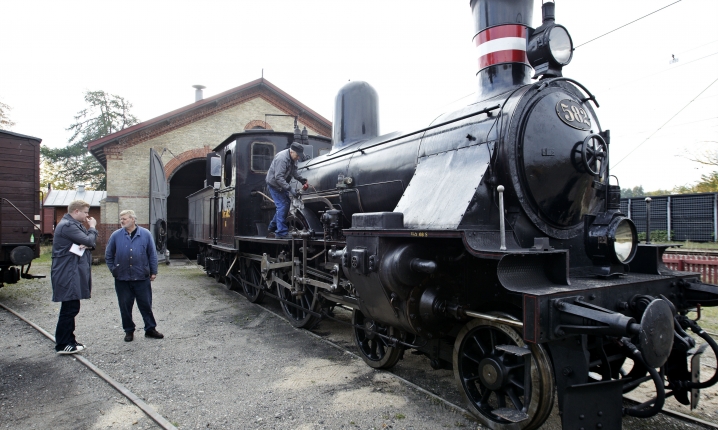 Damplokomotiv K582 er fra 1900, dengang jærnbane stavedes med æ. K582 blev endda i sin tid bygget og leveret af italienske Ansaldo Breda, der også mange år senere leverede IC4-togene. Lige dér ophører dog enhver lighed. K582 har kørt driftsikkert og upåklageligt i 100 år...