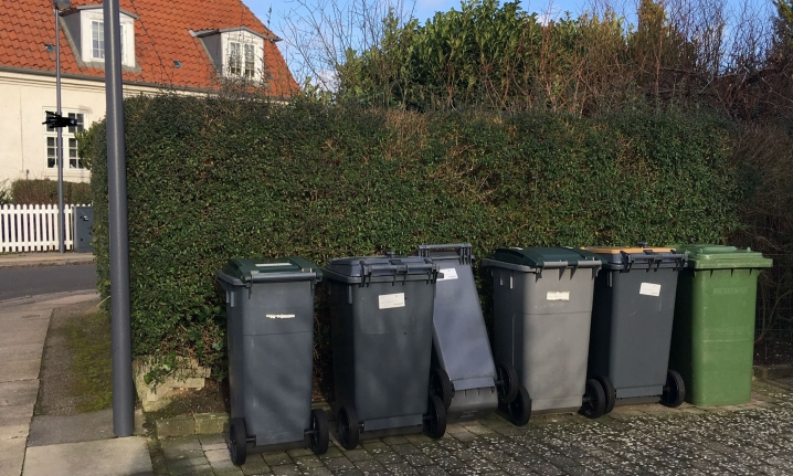 De bevaringsværdige boliger skal rammes ind med stakit eller hæk, står der i facaderegulativet. Plankeværk er forbudt og vinduerne må kun males i godkendte farver. Spandene til affaldssortering er der derimod ingen æstetiske regler for.