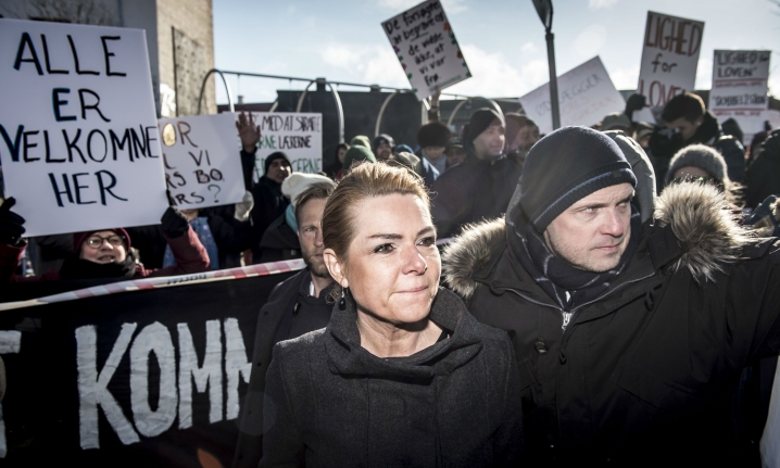 Regeringens udspil Et Danmark uden parallelsamfund. Ingen ghettoer i 2030 ville rent faktisk virke, hvis man udnyttede den gunstige udvikling i beskæftigelsen til at få ledige i arbejde i stedet for at bekæmpe de negative sociale konsekvenser af arbejdsløshed, skriver kronikøren. Her ankommer integrationsmister Inger Støjberg (V) til Mjølnerparken 1. marts, hvor planen blev fremlagt.