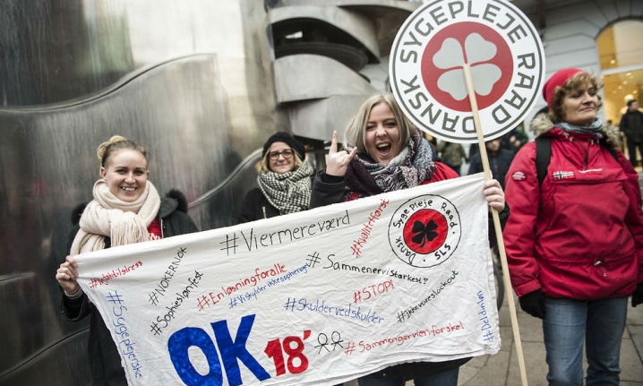 HÆNGT UD SOM FORVOKSEDE BABYER. Det var ikke samtlige 750.000 offentligt ansatte, men deres organisationer, Konservativ Ungdom langede ud efter med hval-kampagnen, har KU siden præciseret. Billedet stammer fra OK-demonstrationen i Aarhus 22. marts.
