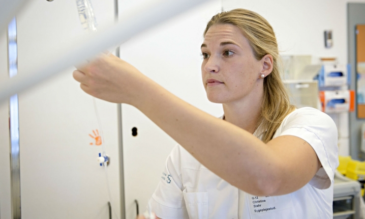 Når sygeplejersker bliver ramt af stress, er det ikke bare fordi, de har travlt. Det er også fordi travlheden gør det sværere at få øje på den arbejdsglæde og motivation, der skal give det hele mening.