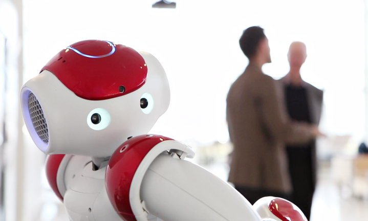 Gennem en robot kan en fraværende elev eller medarbejder deltage i fællesskabet. Billedet er fra CareLab Showroom hos Teknologisk Institut, der er udstillings- og demonstrationscenter for velfærds- og interaktionsteknologi.