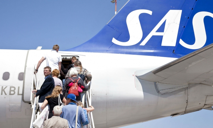 To ud af tre kommuner kalder sig i dag klimakommuner og hver anden vælger vil til næste valg stemme klimapolitisk, så hvem har i dag samvittighed til at flyve indenrigs på skatteydernes regning, spørger Maria Steno.