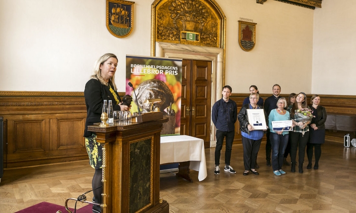 Headspace og direktør Trine Hammershøy modtog i april sidste år Lillebror Prisen for at stå klar til hjælp i en række byer for de mange børn og unge, der mistrives. Tilbuddet er siden blevet kritiseret for, at det ikke kan bevises videnskabeligt, at indsatsen virker. I dette indlæg tager direktøren til genmæle overfor kritikken: Ingen aktører kan fremme de unges trivsel alene. Det kræver en flerstrenget indsats og samarbejde på tværs af sektorer, skriver hun blandt andet.