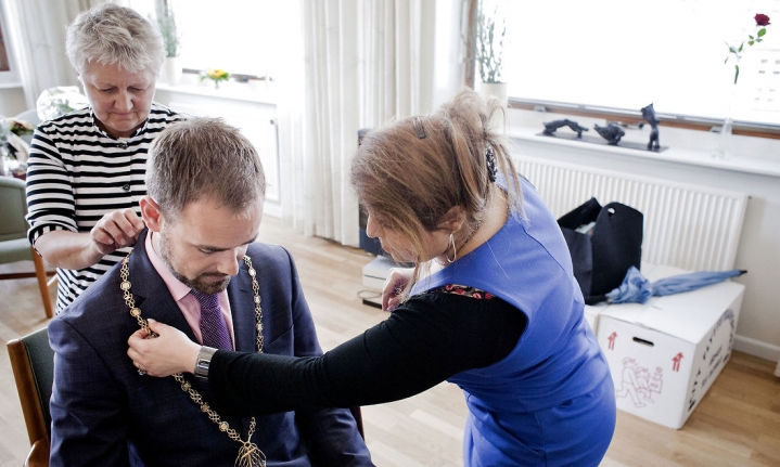 Det er manden eller kvinden med borgmesterkæden, der har det sidste ord at skulle have sagt, når kommunale direktører fyres og ansættes, skriver Maria Steno. Her er det Aarhus-borgmester Jacob Bundsgaard, der får overdraget magten.