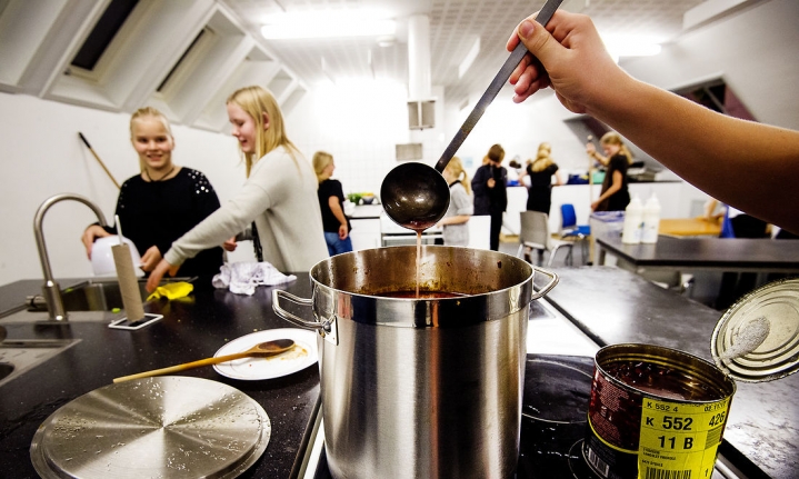 Flere steder ser man øget tilslutning til fri- og privatskolerne som igen og igen har leveret over evne når det kommer til at løfte eleverne fagligt og sikre trivsel hos lærere og elever, skriver Carl Andersen. Billedet er fra Tandslet Friskole.