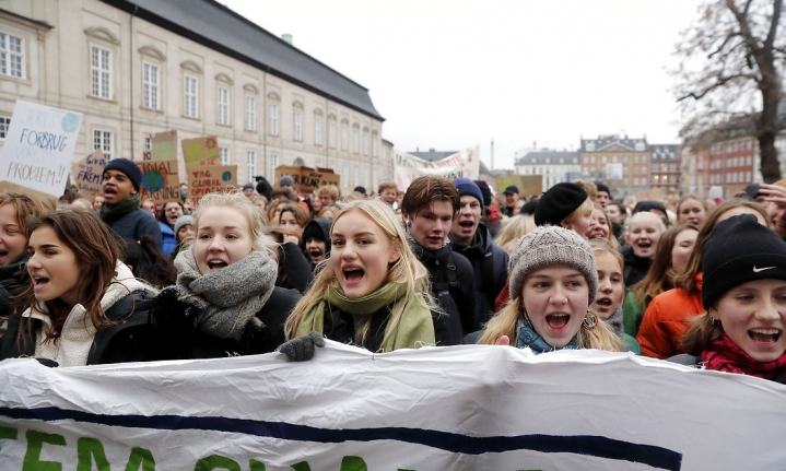 De unge vil have klimaet på dagsordenen, og deres grønne bølge kommer til at ramme etablerede politikere og ledere pludseligt, hvis de tøver for længe, forudser Janne Winther Jørgensen.