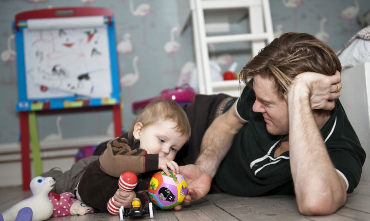EU vil have flere mænd på barsel. Det kan måske motivere flere familier til at rette op på de skrantende fødselstal og ændre synet på barsel fra at være dyrt og besværligt til at blive et kompetencefremmende karriereskridt, håber Suzanne Moll.