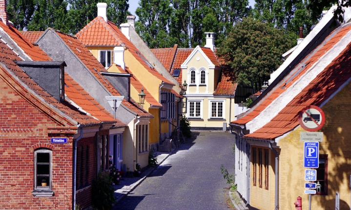 Smuk natur, tidssvarende boliger til lave priser, offentlig service og socialt liv er blandt det, der kan trække børnefamilier til landdistrikterne.