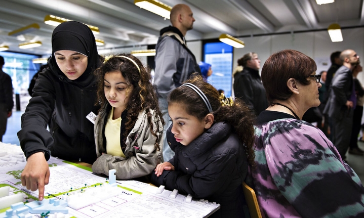For unge med flygtningebaggrund er kommunernes integrationsindsats særlig vigtig, skriver dansk Flugingehjælp ungdoms forkvinde Marina Janell. Billedet stammer fra et møde om helhedsplanen i Gellerup, Aarhus.