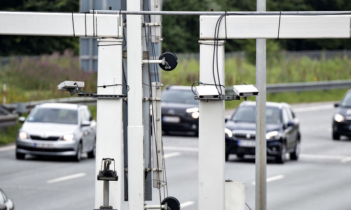 Kunstig intelligens kræver algoritmer, som oplagt kan bygges på overvågning og samkøring af registre for eksempelvis nummerpladegenkendelse, net- og mobilforbrug, målere og kameraer, skriver Dorte Toft. På billedet ses nummerpladescannere ved Limfjordstunellen.