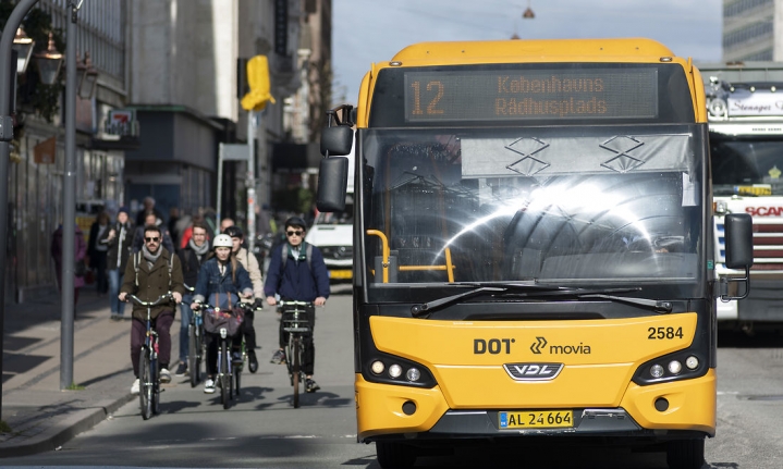 Flere busser og færre diesel- og benzinslugere vil gøre vejene mere sikre, belaste klimaet mindre og skrue ned for luftforureningen, skriver Jacob Klivager Vestergaard.