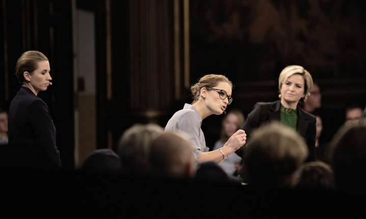 Politikere taler hellere, end de lytter, og debatniveauet er ofte lavt, skriver Rasmus Jønsson, der også byder på hvorfor: Partikammeraterne klapper hinanden på skulderen og elsker den hårde tone. Derfor glemmer de let, at vælgerne hader den.