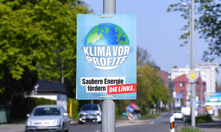 Klimaproblemer mærkes lokalt, men løsningen skal findes internationalt, påpeger landsformand for Europæisk Ungdom. Klimaet står højt på den europæiske dagsorden - her en tysk valgplakat til EU-valget.