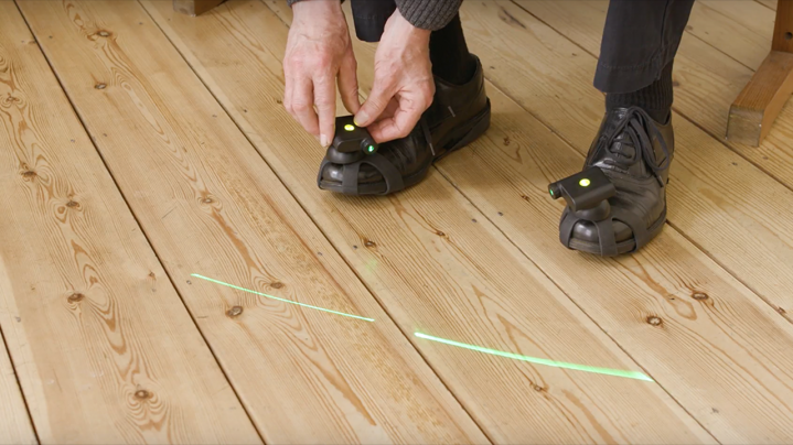 Især mennesker med Parkinson eller andre neurodegenerative sygdomme har glæde af den danske opfindelse Path Finder, som med grønt laserlys viser vej og øger sikkerheden for gangbesværede.