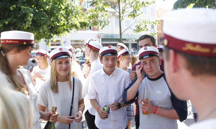 Hvis man gerne vil have flere unge til at tage en uddannelse, kunne man passende begynde med at fjerne nogle af forhindringerne, mener den nye formand for Danske Gymnasieelevers Sammenslutning.