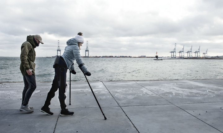 Sofie Mikkelsen har trænet hele vinteren for at kunne gå 1,6 km til Royal Run i år Her træner hun med sin bror, Thor Mikkelsen. Næste mål er at komme op at stå på arbejde.