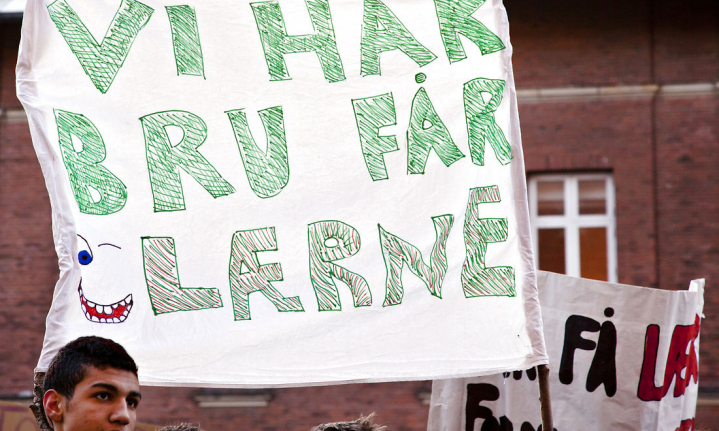 Hvis vores kommunalpolitikere udelukkende bliver forvaltere af Christiansborg-politikernes besparelser uden at få deres eget spillerum, hvad er der så tilbage af det kommunale selvstyre, spørger Kathrine Olldag. (P.S.: Stavefejlen på banneret under en demonstration i Odense er bevidst.)